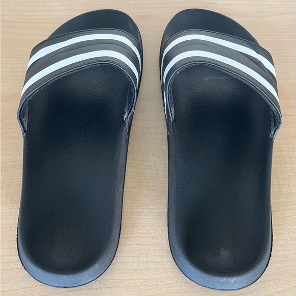 Men’s flip flops size medium like new condition. - Picture 2 of 6